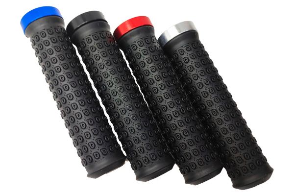 Ручка руля 130 мм (пара) черная с цвет. алюм. наконечником, цвета: черный, белый, красный, синий                                                                                                                                                          